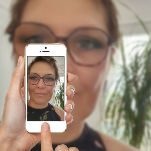 Valerie sur un téléphone