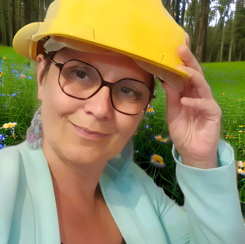 femme portant un casque jaune et des lunettes dans un champ de fleurs, art informel, un portrait de personnage, le casque jaune, est une protection de chantier et entre dans la catégorie des EPI